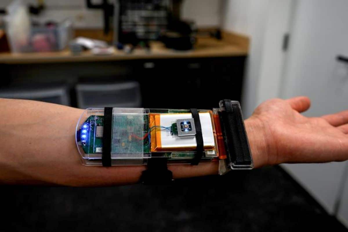 ultrasound-wristband-translates-muscle-“strings”-into-robotic-dexterity-–-neuroscience-news